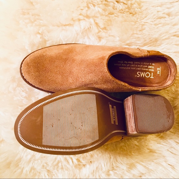New TOMS | Tan Suede Mules/Clogs - Picture 3 of 4